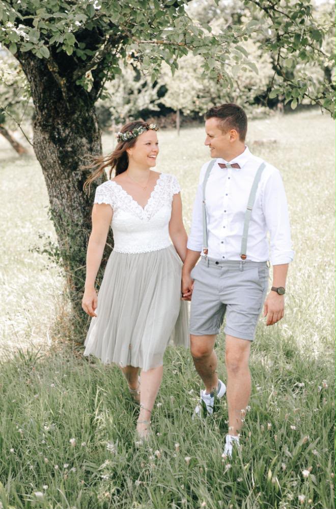 Boho-Brautpaar mit Blumenkranz